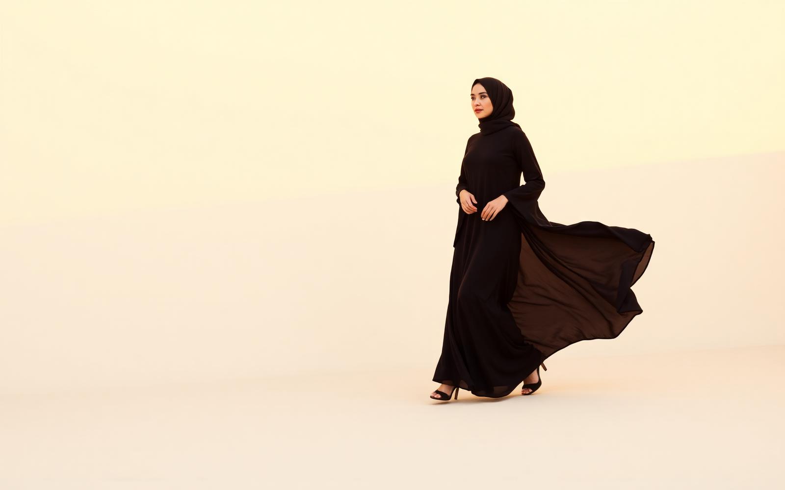 Abaya élégante au coucher du soleil